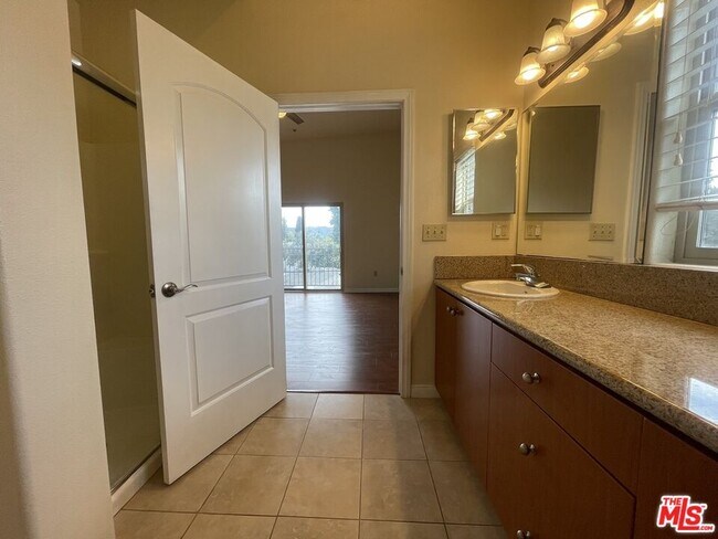 Building Photo - 15024 Magnolia Blvd