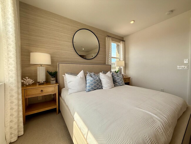 Building Photo - FULLY FURNISHED 3 BED 2.5 BATH 2 CAR GARAG...