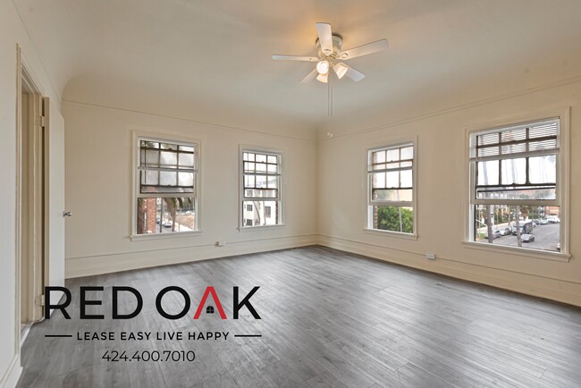 Primary Photo - Fabulous Top Floor Studio with Lots of Sto...