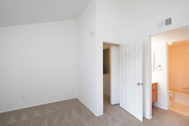 Building Photo - 3 Bed/2.5 Bath PB Townhouse - Garage, W/D,...