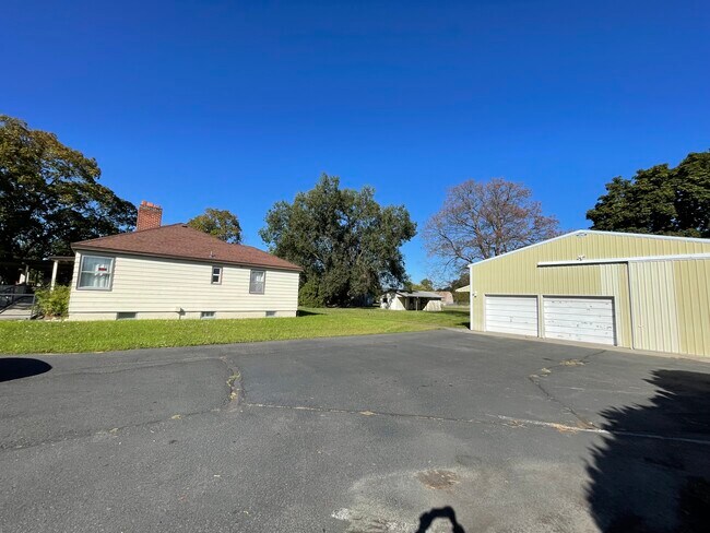 Building Photo - 8921 E Broadway Ave