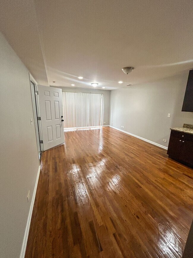 Building Photo - Sunny and Spacious 3 Bed, 2 Bath