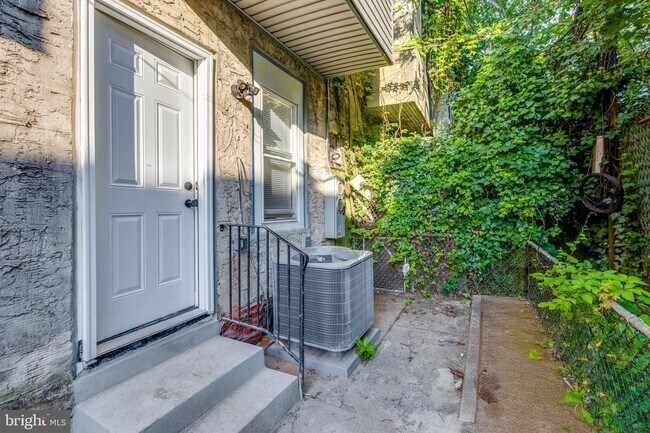 Building Photo - 6027 Delancey St