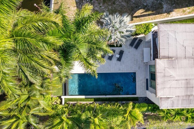 Building Photo - 310 SE 11th Ave