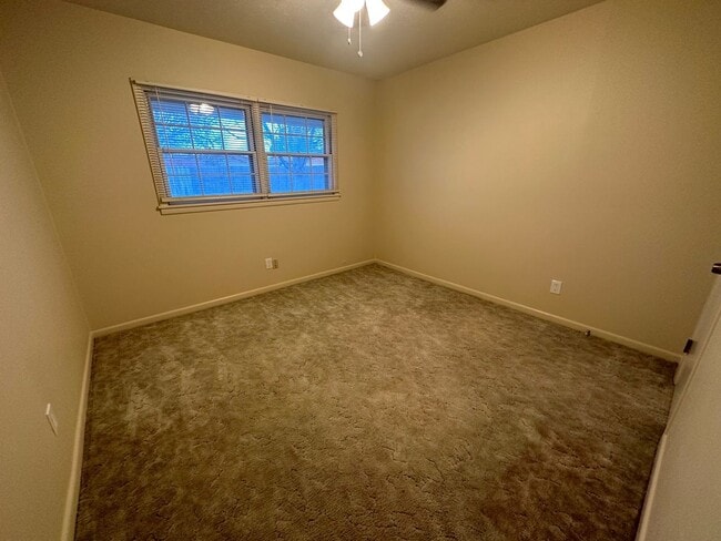 Building Photo - 1106 La Paloma St