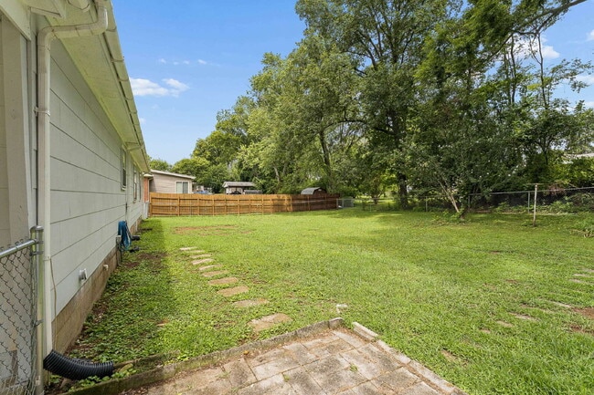 Building Photo - "Charming 3-Bedroom Retreat with Spacious Living in Murfreesboro!"