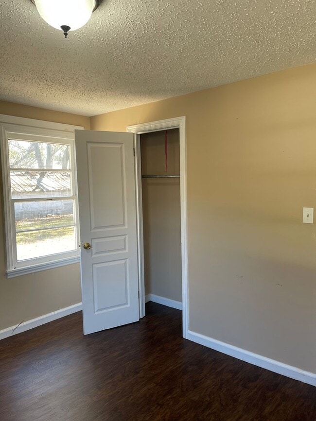 Building Photo - 401 Boss St