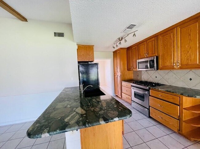 Building Photo - 2206 Kenbridge Dr