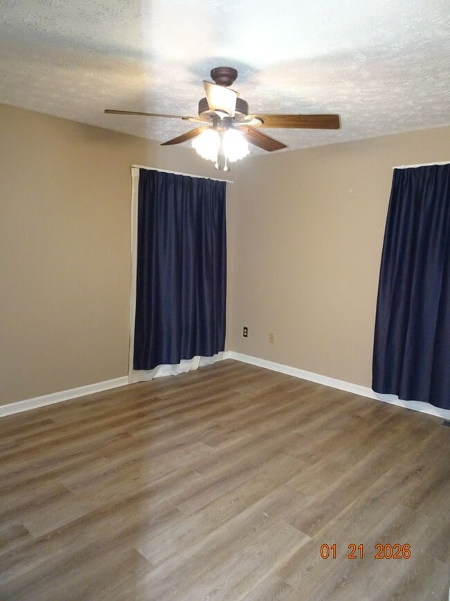 Building Photo - 4 bedrooms 2.5 bathrooms Single Family Home for Rent