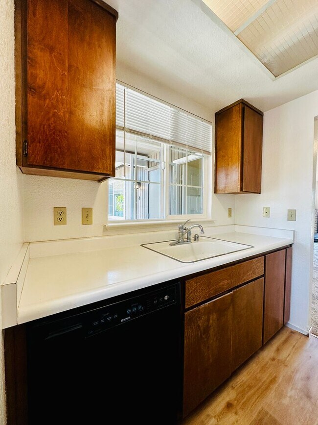 Building Photo - Bridgeview top floor condo with tree top w...