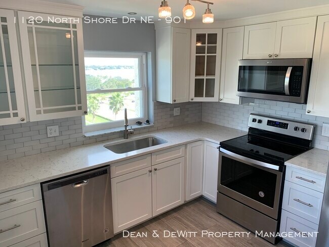 Building Photo - North Shore Condo with Amazing Water Views!