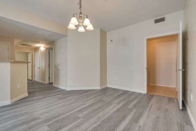 Building Photo - 6868 Sky Pointe Dr