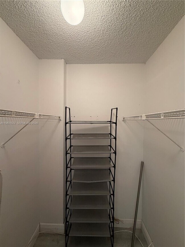 Building Photo - 3910 Inverrary Blvd