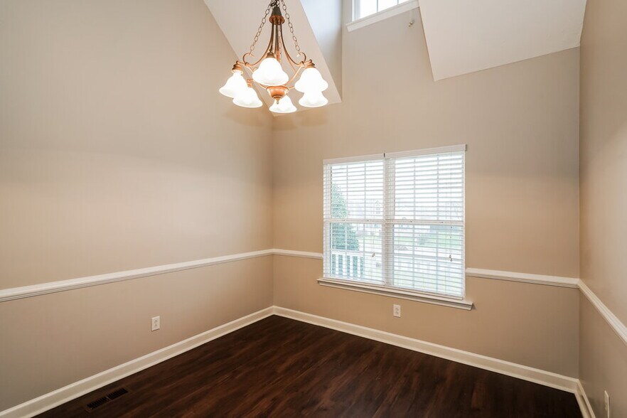 Building Photo - 1501 Teresa Ln
