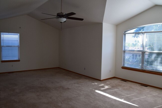 Building Photo - Beautiful 5 bedroom home w/ 3 car garage in Littleton