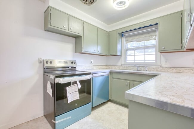Building Photo - Duplex style 2 bedroom updated