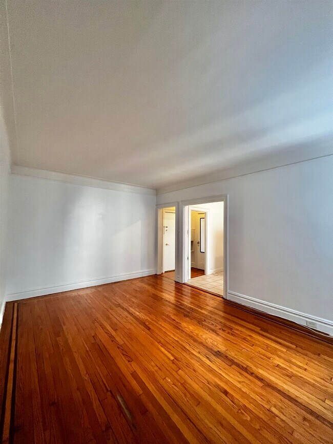 Building Photo - 131 Kensington Ave