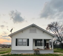 Building Photo - 900 NE Acc Rd