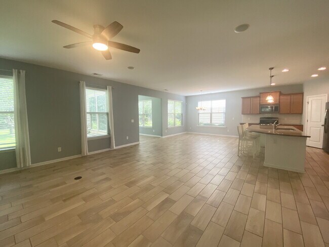 Building Photo - Spacious Home on a Corner Lot in Heritage New Riverside!