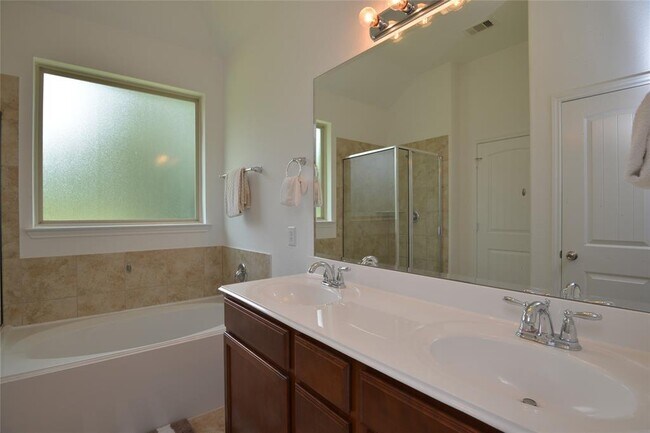 Building Photo - 18918 Cove Pointe Dr