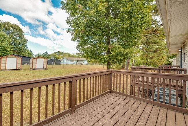 Building Photo - 718 Salem Rd