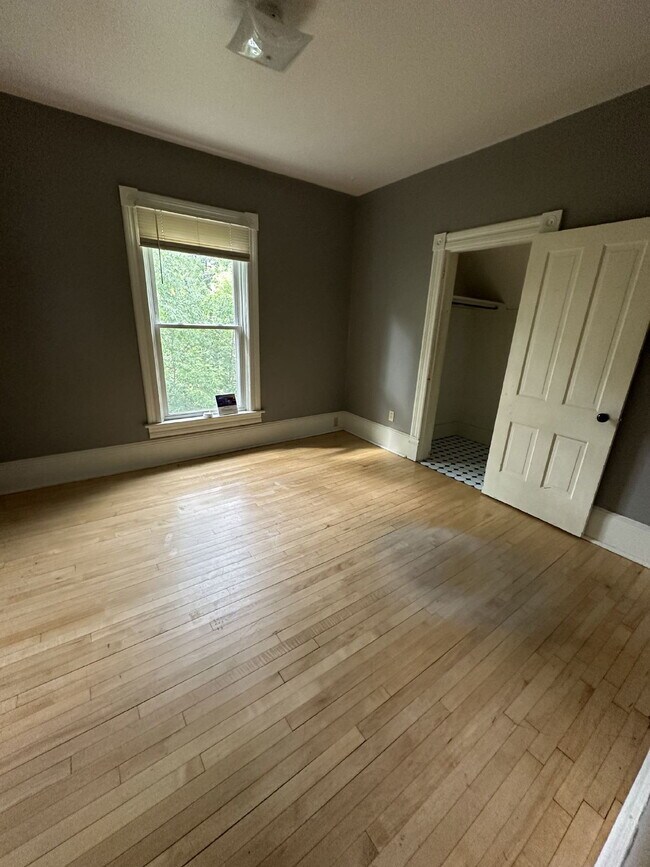 Building Photo - Great 6 bed 3 bath not far from UWEC! Available June 1st