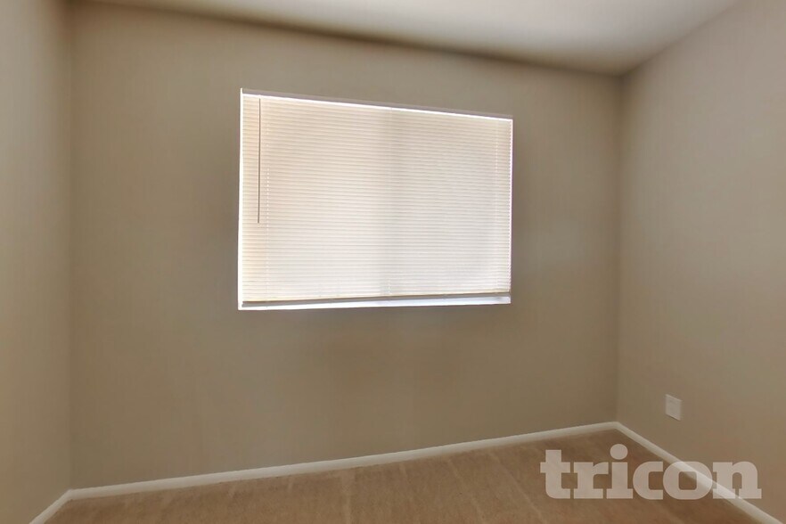 Building Photo - 3849 W Poinsettia Dr