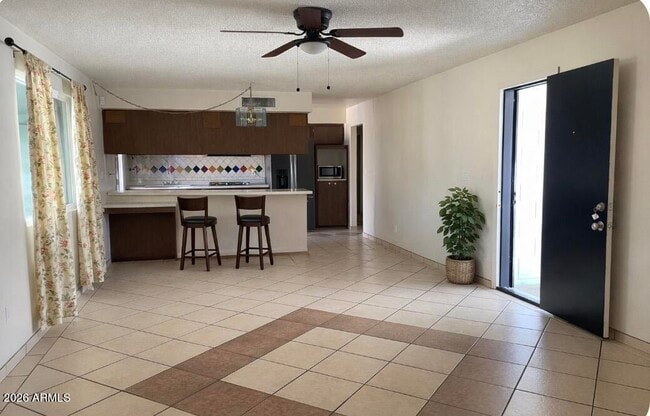 Building Photo - 2022 W Eugie Ave