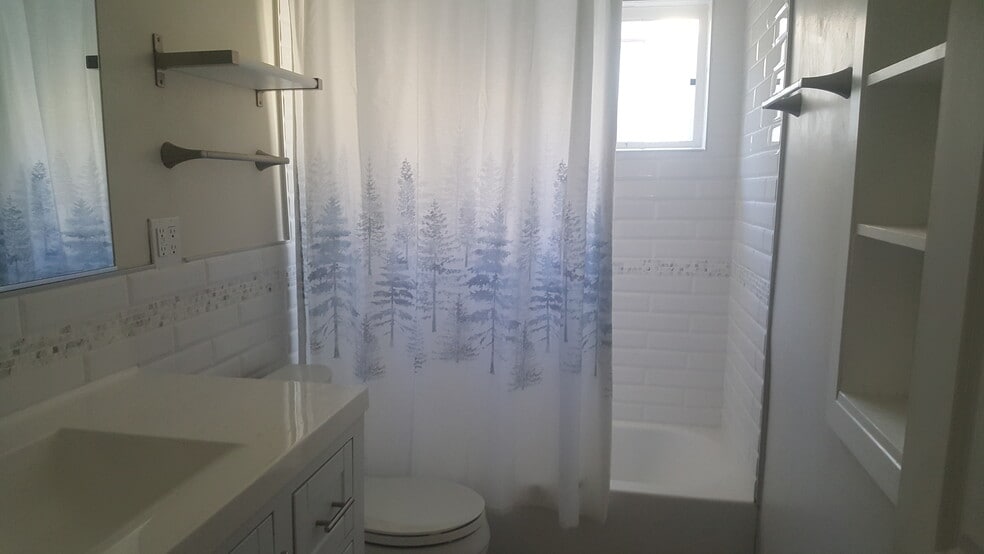 Building Photo - 1146 N Fuller Ave