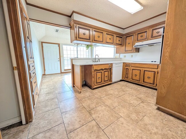 Building Photo - 20 Fernwood Dr