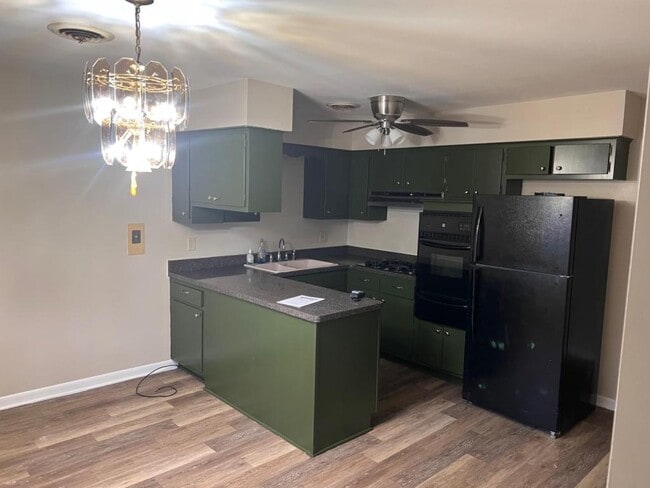 Building Photo - 913 Curtis Ave