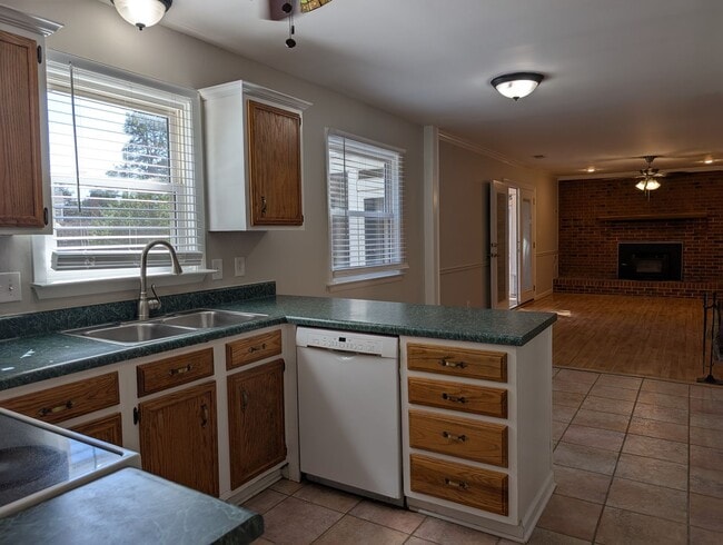 Building Photo - Cozy 2 story, 5 bedroom, 3.5 bathroom hous...