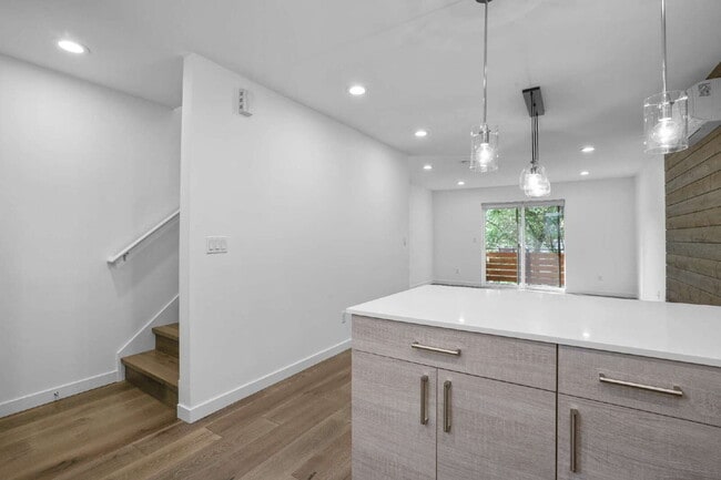 Building Photo - Modern Beacon Hill Townhouse Available for Rent!