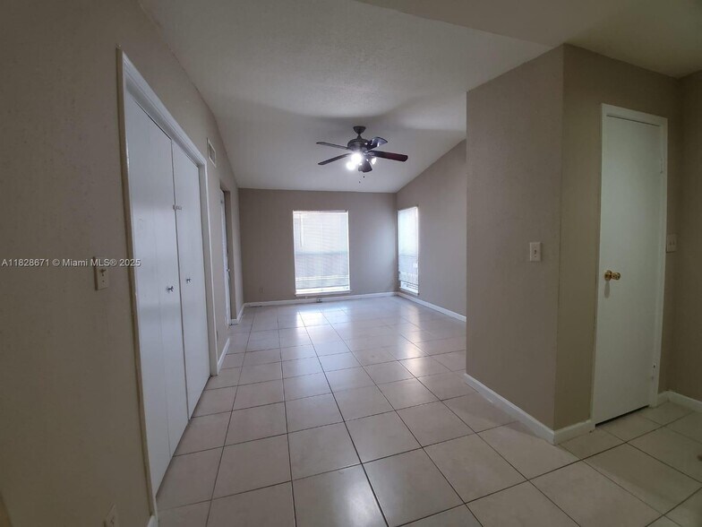 Building Photo - 833 Riverside Dr