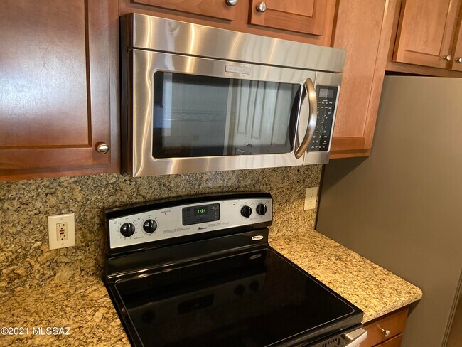 Building Photo - 5751 N Kolb Rd