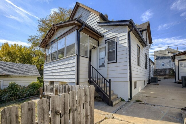 Building Photo - Charming 2 Bedroom with Fenced Yard & Parking Near Old Market!