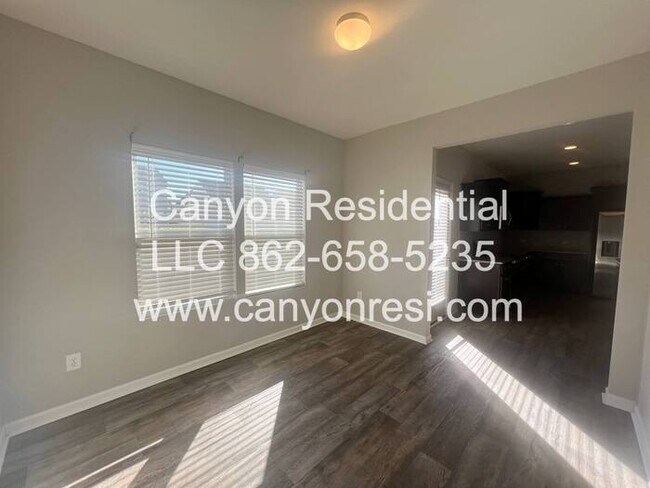 Building Photo - Beautiful 3 Bedroom 2.5 bath in well sough...