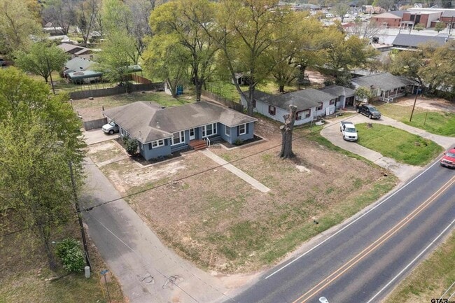 Building Photo - 3 Bedroom 2 Bath 2 Carport Rental  in Lind...