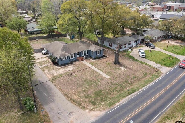 Building Photo - Coming Soon! 3 Bedroom 2 Bath 2 Carport Re...