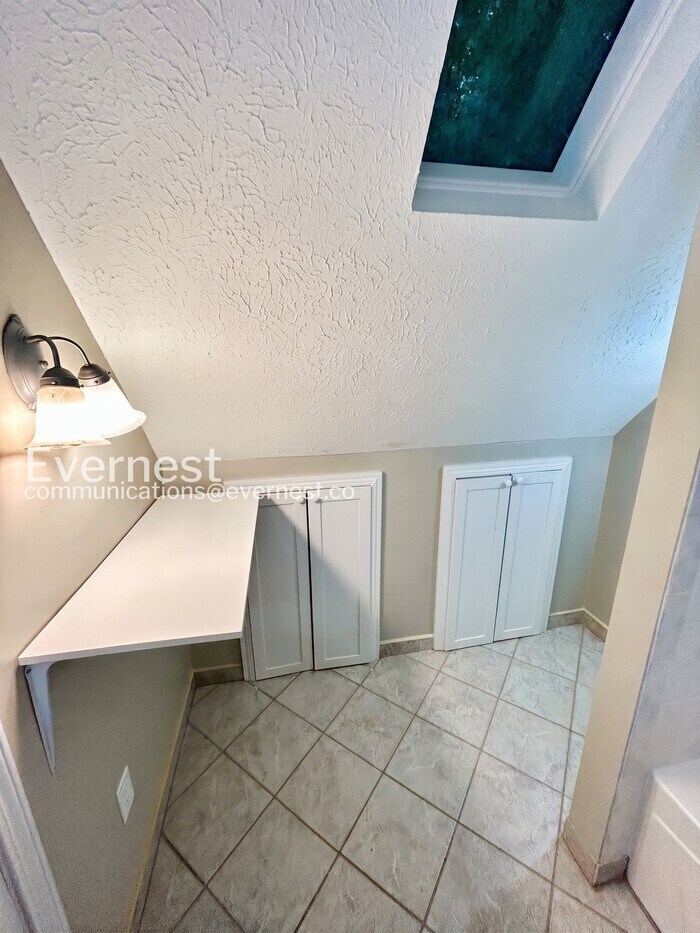 Building Photo - 2771 Skyland Dr NE