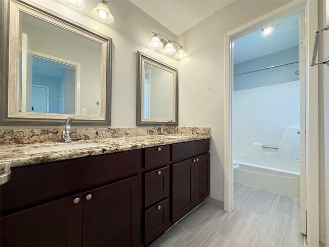 Building Photo - 2131 Highland Hills Dr