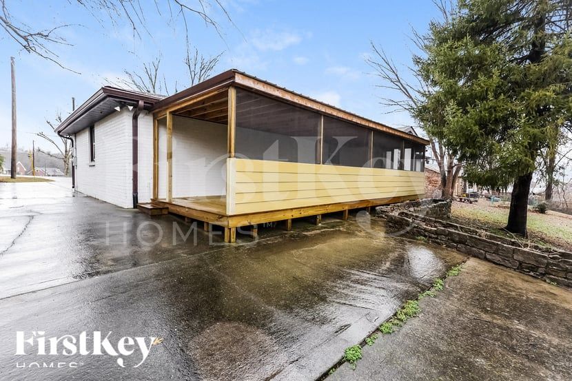 Building Photo - 208 Beech Dr