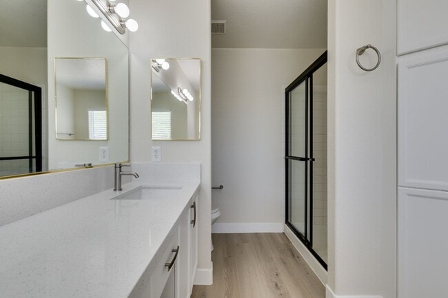 Building Photo - Stunning 3 Bedroom, 2.5 Bathroom Home in E...