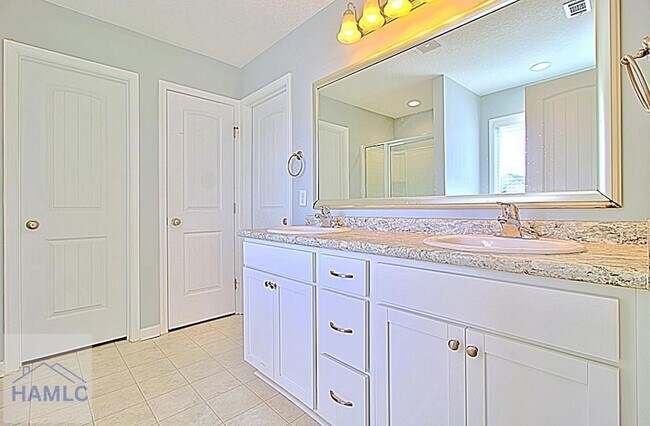 Building Photo - 7 Upland Ct