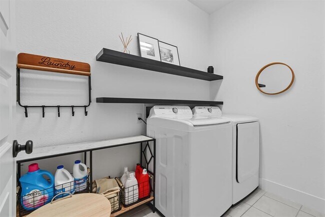 Building Photo - 905 Gray Fox Lp