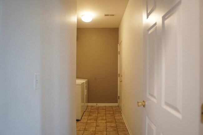 Building Photo - 1574 Millbrook Dr