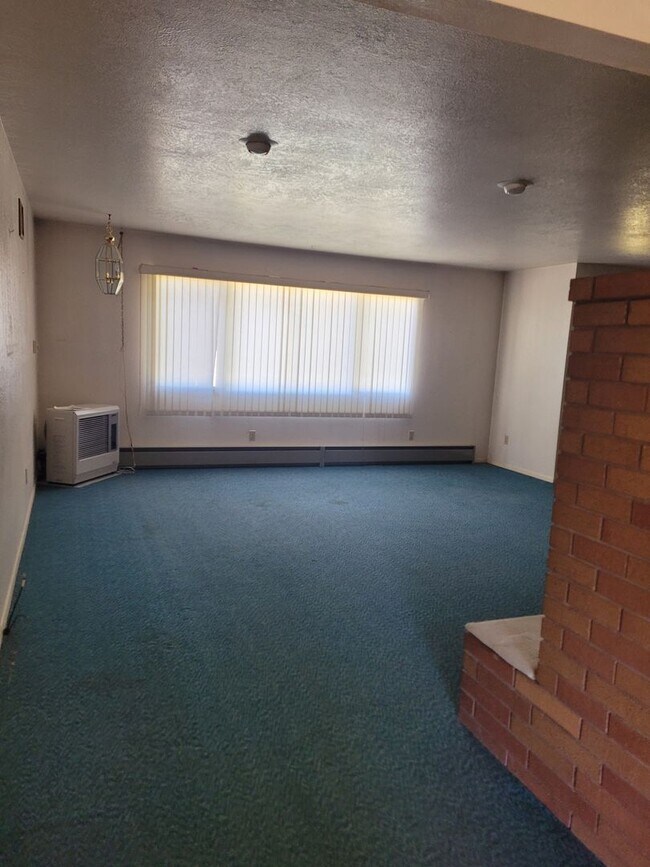 Building Photo - Large 3 Bedroom, 2 Bath Home