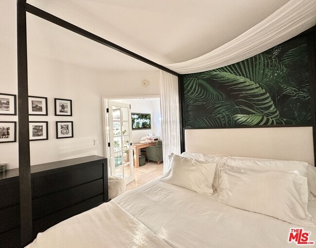 Building Photo - 999 N Doheny Dr