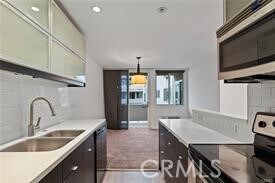 Building Photo - 525 N Sycamore Ave