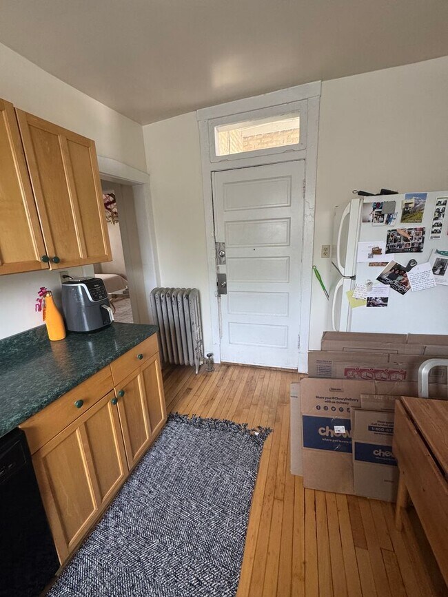 Building Photo - Lovely and Very Large Ravenswood Manor 1 BR